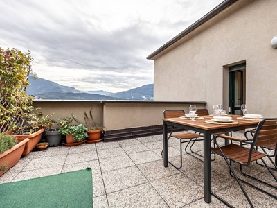 Appartamento 'La terazza di Vincent sul Garda' con vista lago, Wi-Fi e aria condizionata