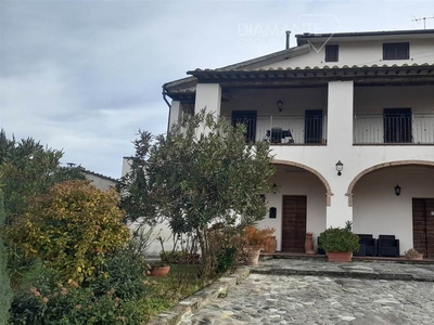 Azienda agricola in vendita 4 Stanze da letto a Castel Del Piano