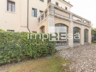 Casa in vendita 8 Stanze da letto a Treviso