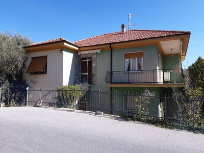 Casa indipendente in vendita 4 Stanze da letto a Caravonica