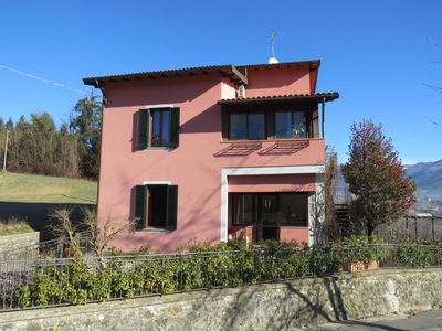 Casa indipendente in vendita 4 Stanze da letto a Castelnuovo Di Garfagnana