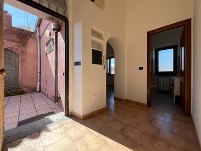 Casa Indipendente in Vendita a Catanzaro, zona Santa Maria, 130'000€, 272 m²