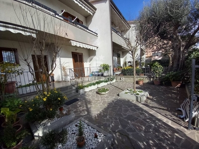 Casa Semi Indipendente in Vendita a Viterbo, zona Semicentro, 305'000€, 215 m²