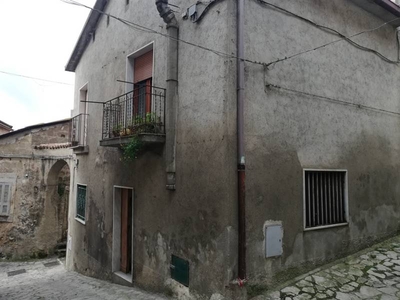 Casa semi indipendente in Vico Cacciatori Bolognesi a Caiazzo
