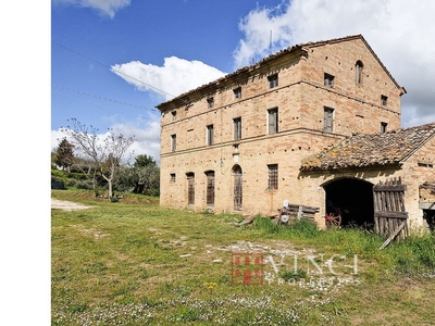 Casolare in vendita 4 Stanze da letto a Monterubbiano