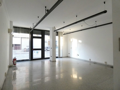 Negozio in Affitto a Parma, 600€, 52 m²