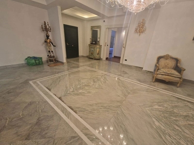 Quadrilocale in Affitto a Napoli, 150 m², arredato