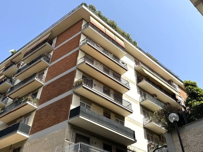 Quadrilocale in Via San Roberto Bellarmino in zona Eur (europa), Laurentino, Montagnola a Roma