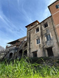 Rustico casale in Via iv Novembre in zona Vesallo a Castelbianco