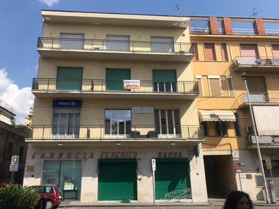 Ufficio in Affitto a Benevento, zona CENTRO STORICO, 600€, 100 m²