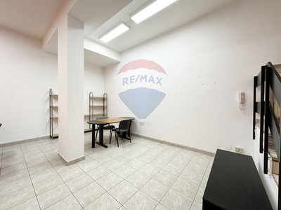 Ufficio in Affitto a Monza, zona Buonarroti, 9'600€, 60 m²