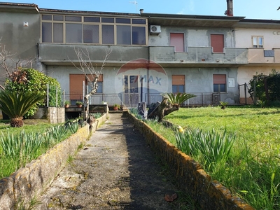 Villa bifamiliare in Vendita a Latina, zona Borgo Montello, 195'000€, 140 m²