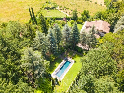 Villa di lusso immersa in un parco di conifere con lago e piscina privata in vendita nei pressi di Arezzo