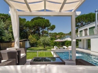 Villa in Affitto a Massa, 85'000€, 150 m², arredato