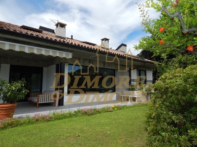 Villa in vendita 5 Stanze da letto a Maccagno Con Pino E Veddasca