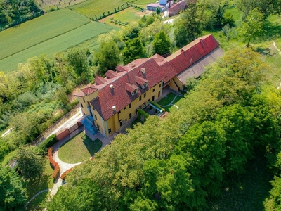 Villa in Vendita a Asti, zona Variglie, 890'000€, 900 m², arredato