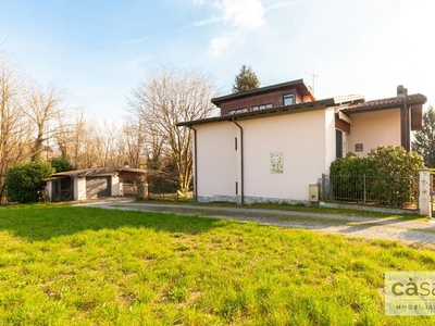 Villa in Vendita a Varese, zona Lissago, 395'000€, 158 m²