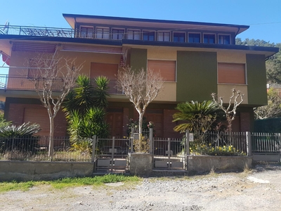 Casa indipendente con giardino a Montignoso