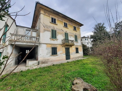 Casa indipendente con giardino a Porcari