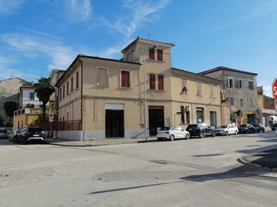 Locale commerciale in affitto a Jesi