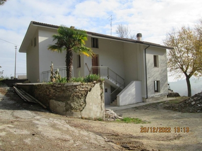 Villa con terrazzo a Poggio San Marcello