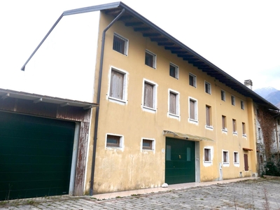 Ampia casa di testa con giardino Montereale Valcellina