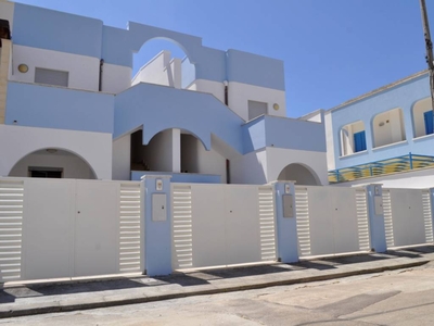 Appartamento a Lido Marini con terrazza e giardino