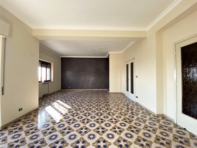Appartamento in Vendita a Catanzaro, zona Rione De Filippis, 89'000€, 175 m²