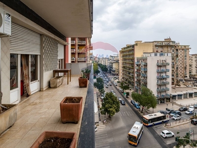 Appartamento in Vendita a Palermo, zona Galilei, 330'000€, 215 m²
