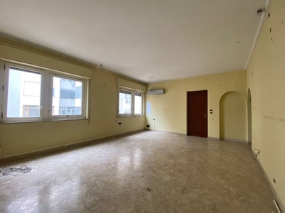Appartamento in Vendita a Palermo, zona Sciuti, 419'000€, 200 m²