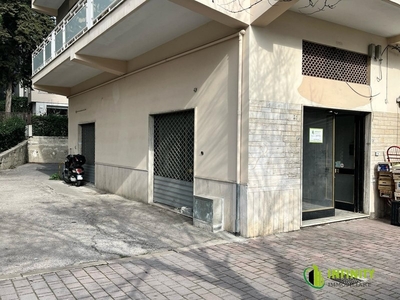 Attività commerciale in Affitto a Matera, 850€, 60 m²