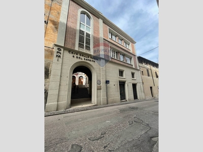 Bilocale in Vendita a Perugia, zona Centro storico di pregio, 150'000€, 74 m², arredato