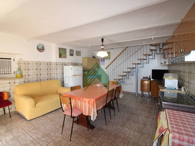 Casa Indipendente in Vendita a Teramo, zona Magnanella, 50'000€, 105 m²