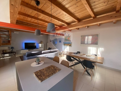 Casa Semi Indipendente in Vendita a Pavia, zona V.le Riviera - Casa sul Fiume, 255'000€, 150 m²