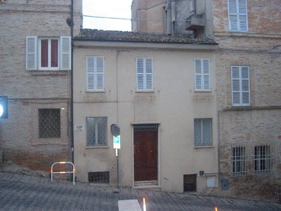 Casa singola in Via della Sapienza, 24 a Fermo