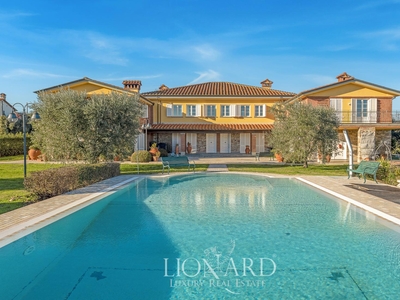 Elegante dimora di charme con ampia piscina e parco privato in vendita tra le colline che circondano Lucca