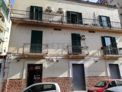 Immobile commerciale in Affitto a Salerno, zona MERCATELLO, 1'000€, 80 m²