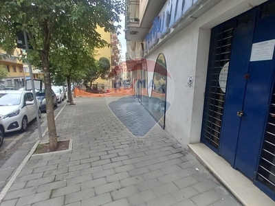 Immobile commerciale in Vendita a Salerno, zona Carmine, 370'000€, 145 m²