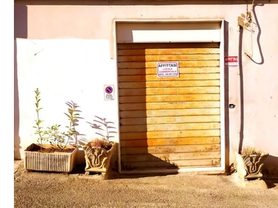 Magazzino in affitto a Cosenza, Frazione Centro città, Via Vittorio Veneto 55