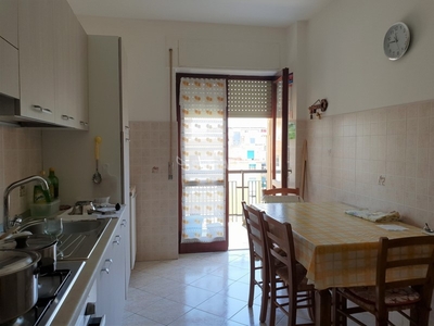 Quadrilocale in Affitto a Catanzaro, zona Lido Lungomare, 1'800€, 130 m², arredato