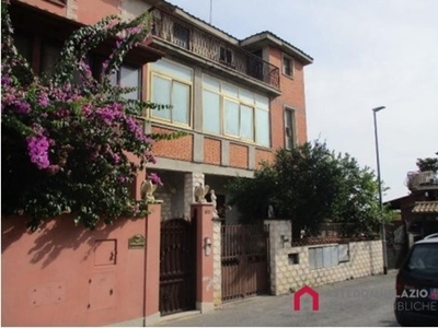 Quadrilocale in Vendita a Roma, 111'000€, 78 m²