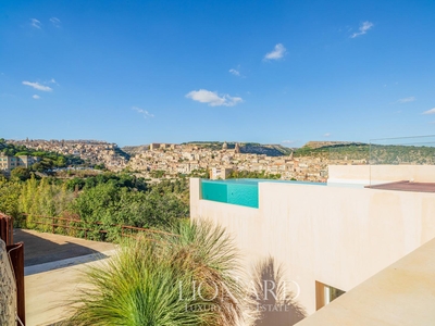 Residenza esclusiva con 3,5 ha di giardino privato in vendita a Ragusa