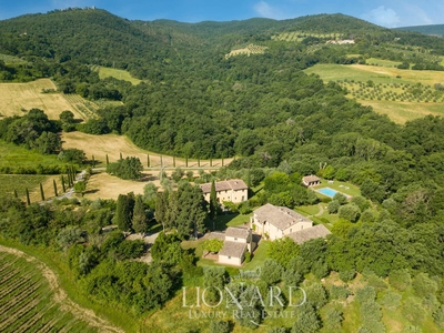 Tre ville in tenuta agricola in vendita a San Casciano dei Bagni in provincia di Siena