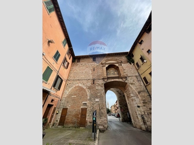 Trilocale in Vendita a Perugia, zona Centro storico di pregio, 250'000€, 125 m²