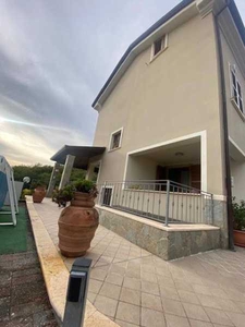 Villa Bifamiliare in Vendita ad Castelnuovo Magra - 520000 Euro