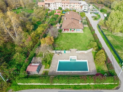 Villa con piscina e giardino immersa nella natura