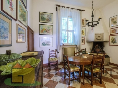 Villa in Vendita a Ferrara, zona Entro Mura, 610'000€, 410 m²