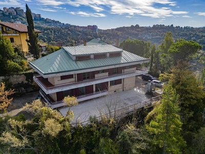 Villa in Strada Madonna della Vittoria 82 in zona Semicentro a Chieti