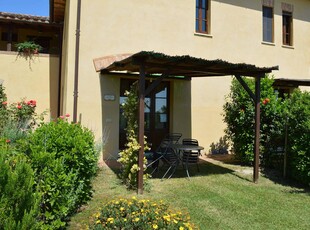 Ampio appartamento con piscina con bellissima vista nelle Crete Senesi