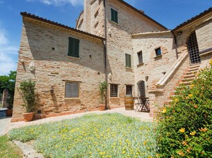 Appartamento a Mombaroccio con Giardino vicino al Centro Città